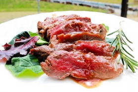 鹿肉のロースト。野趣あふれる風味が持ち味だ 鹿肉のロースト。野趣あふれる風味が持ち味だ