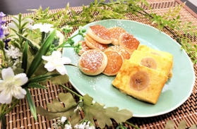 ヨーグルトのさわやかな味わいが魅力の「ヨーグルトバナナケーキ」(右)と、ホエー(乳清)を生かした「シリアルパンケーキ」 ヨーグルトのさわやかな味わいが魅力の「ヨーグルトバナナケーキ」(右)と、ホエー(乳清)を生かした「シリアルパンケーキ」