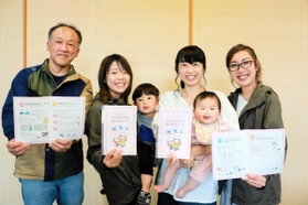 「たんばささやま親子防災ノート」を作成した「みんなで減災し隊!」のメンバーら=丹波篠山市黒岡 「たんばささやま親子防災ノート」を作成した「みんなで減災し隊!」のメンバーら=丹波篠山市黒岡
