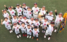 12年ぶりに優勝を果たし、ガッツポーズを取る篠山少年野球団の選手ら=三田市三輪、アメニスキッピースタジアム 12年ぶりに優勝を果たし、ガッツポーズを取る篠山少年野球団の選手ら=三田市三輪、アメニスキッピースタジアム