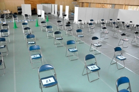 ワクチン集団接種の会場。ずらりと並んだ椅子に座り、接種を受ける=丹波市氷上町石生、市立看護専門学校体育館 ワクチン集団接種の会場。ずらりと並んだ椅子に座り、接種を受ける=丹波市氷上町石生、市立看護専門学校体育館