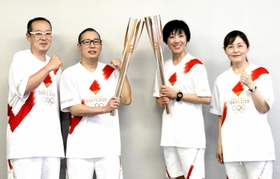 聖火リレーを終え、記者会見した丹波篠山市在住のランナー4人。(左から)上村信博さん、信夫大寿さん、福本かおりさん、石田直子さん=24日午後4時58分、丹波篠山市役所 聖火リレーを終え、記者会見した丹波篠山市在住のランナー4人。(左から)上村信博さん、信夫大寿さん、福本かおりさん、石田直子さん=24日午後4時58分、丹波篠山市役所