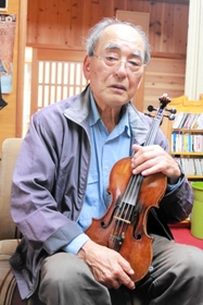 バイオリンを手に河合雅雄さんとの思い出を振り返る前川澄夫さん=丹波篠山市 バイオリンを手に河合雅雄さんとの思い出を振り返る前川澄夫さん=丹波篠山市