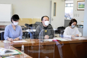 酒井隆明市長らにアンケート結果を報告する「丹波篠山の子どもの食と健康を考える会」のメンバーたち=丹波篠山市役所 酒井隆明市長らにアンケート結果を報告する「丹波篠山の子どもの食と健康を考える会」のメンバーたち=丹波篠山市役所