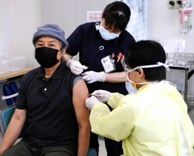 丹波篠山市で始まった65歳以上のワクチン接種=丹波篠山市東吹、岡本病院 丹波篠山市で始まった65歳以上のワクチン接種=丹波篠山市東吹、岡本病院