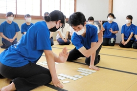 全国大会に向けて練習に励む篠山鳳鳴高校かるた部の竹見柊太さん(手前右)=丹波篠山市大熊 全国大会に向けて練習に励む篠山鳳鳴高校かるた部の竹見柊太さん(手前右)=丹波篠山市大熊
