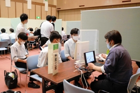 高校生たちに事業を説明する企業担当者=丹波篠山市網掛 高校生たちに事業を説明する企業担当者=丹波篠山市網掛