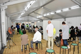 予診・問診が行われるテント=丹波市氷上町石生 予診・問診が行われるテント=丹波市氷上町石生