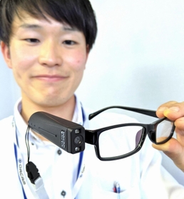 眼鏡に取り付けて扱うオーカム社の視覚支援機器。慣れれば身体の一部のようになる=丹波篠山市役所 眼鏡に取り付けて扱うオーカム社の視覚支援機器。慣れれば身体の一部のようになる=丹波篠山市役所