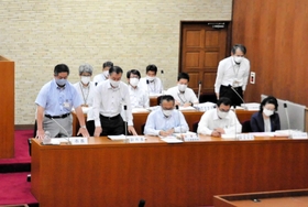 プラスチック系ごみ用指定袋を値下げする議案の可決を受け、市議に頭を下げる林時彦市長(左)ら市幹部=丹波市役所 プラスチック系ごみ用指定袋を値下げする議案の可決を受け、市議に頭を下げる林時彦市長(左)ら市幹部=丹波市役所
