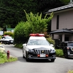 兵庫県丹波市春日町黒井の黒井城跡につながる登山道で23日早朝、市内の男性(66)がクマに襲われ、軽傷を負った。丹波署は現場近くをパトカーなどで巡回、注意を呼び掛けた。県や市の職員は山中を調査した。