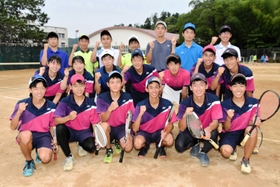 近畿大会出場を決めた男子ソフトテニス部の選手ら=柏原高校 近畿大会出場を決めた男子ソフトテニス部の選手ら=柏原高校