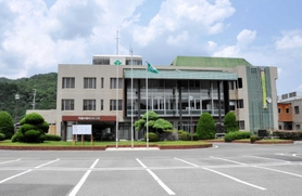 老朽化が進んでいる市島支所。現地で複合施設に建て替えられる=丹波市市島町上田 老朽化が進んでいる市島支所。現地で複合施設に建て替えられる=丹波市市島町上田