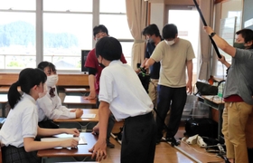 母校での撮影に臨んだ古川朋茉さん(左から2番目)=氷上中学校 母校での撮影に臨んだ古川朋茉さん(左から2番目)=氷上中学校