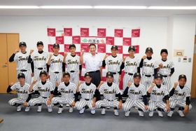 林時彦市長(上段中央)に全国大会出場を報告した丹波ヤングベースボールクラブの選手=丹波市氷上町成松 林時彦市長(上段中央)に全国大会出場を報告した丹波ヤングベースボールクラブの選手=丹波市氷上町成松