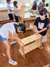 組手什で作った家具にやすりがけする児童たち。部材を切った後は、おもちゃの組み立てブロック的な感覚で、ものづくりを楽しめる=西紀小学校 組手什で作った家具にやすりがけする児童たち。部材を切った後は、おもちゃの組み立てブロック的な感覚で、ものづくりを楽しめる=西紀小学校