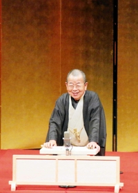 2年ぶりの「ふるさと独演会」で話芸を披露する桂文珍さん=丹波篠山市立田園交響ホール 2年ぶりの「ふるさと独演会」で話芸を披露する桂文珍さん=丹波篠山市立田園交響ホール