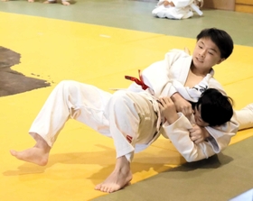柔道男子の団体戦で奮闘するダコスタ・ラニ愛嵐さん(上)=三田市南が丘2、三田学園 柔道男子の団体戦で奮闘するダコスタ・ラニ愛嵐さん(上)=三田市南が丘2、三田学園