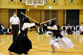 剣道女子団体決勝で面打ちする細見蘭さん(右)=丹波市青垣町佐治、青垣住民センター 剣道女子団体決勝で面打ちする細見蘭さん(右)=丹波市青垣町佐治、青垣住民センター