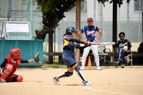 ソフトボール決勝。6回裏、本塁打を放つ篠山・篠山東連合チームの山下奏乃さん=丹波市氷上町成松、氷上中 ソフトボール決勝。6回裏、本塁打を放つ篠山・篠山東連合チームの山下奏乃さん=丹波市氷上町成松、氷上中
