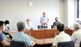 被災者説明会で丹波篠山市の対応を説明する酒井隆明市長。その後、出火原因などをめぐり紛糾した=丹波篠山市役所 被災者説明会で丹波篠山市の対応を説明する酒井隆明市長。その後、出火原因などをめぐり紛糾した=丹波篠山市役所