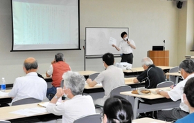 23日に開かれた初回の講座。参加者は現代語訳の流れを学んだ=氷上住民センター 23日に開かれた初回の講座。参加者は現代語訳の流れを学んだ=氷上住民センター