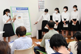 丹波豪雨の被災者への聞き取り調査結果について話す柏原高校インターアクト部の3年生ら=丹波市市島町徳尾、谷上公民館 丹波豪雨の被災者への聞き取り調査結果について話す柏原高校インターアクト部の3年生ら=丹波市市島町徳尾、谷上公民館