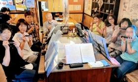 本番へ向け練習に励む「にじいろハーモニー」のメンバー=丹波篠山市今田町黒石 本番へ向け練習に励む「にじいろハーモニー」のメンバー=丹波篠山市今田町黒石