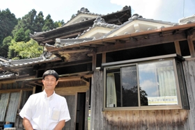 一般社団法人「丹波の空き家相談所」を立ち上げた西垣雄一さん。事務所も親族から引き取った空き家だ=丹波篠山市追入 一般社団法人「丹波の空き家相談所」を立ち上げた西垣雄一さん。事務所も親族から引き取った空き家だ=丹波篠山市追入