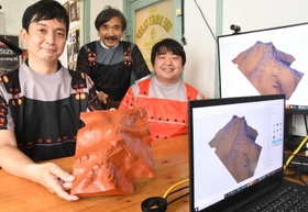 山城の模型の開発、販売を始めた(左から)藤井淳さん、圓丸哲朗さん、三宅勝さん=神戸市中央区海岸通2 山城の模型の開発、販売を始めた(左から)藤井淳さん、圓丸哲朗さん、三宅勝さん=神戸市中央区海岸通2