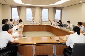 統合校の遠距離通学支援について採決する教委委員ら=12日午前、丹波市山南町谷川、丹波市役所山南支所 統合校の遠距離通学支援について採決する教委委員ら=12日午前、丹波市山南町谷川、丹波市役所山南支所