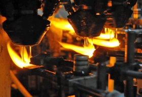 細長い「生地管」をバーナーの火であぶり、バイアルを形作る「成形機」=丹波市市島町下竹田 細長い「生地管」をバーナーの火であぶり、バイアルを形作る「成形機」=丹波市市島町下竹田