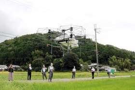 酒米への農薬散布の実証実験を行う農業用ドローン=丹波篠山市畑井 酒米への農薬散布の実証実験を行う農業用ドローン=丹波篠山市畑井