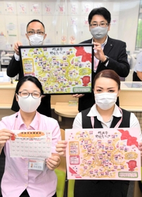 スタンプラリーとマップ配布を企画した郵便局員ら=丹波市氷上町市辺、氷上市辺郵便局 スタンプラリーとマップ配布を企画した郵便局員ら=丹波市氷上町市辺、氷上市辺郵便局