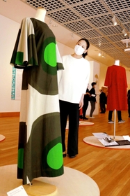 日本でも人気のデザイン会社「マリメッコ」の生地を使った洋服が並ぶ展示室=兵庫陶芸美術館 日本でも人気のデザイン会社「マリメッコ」の生地を使った洋服が並ぶ展示室=兵庫陶芸美術館