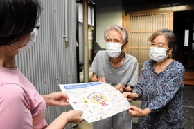 長寿のお祝いとして、小学生のメッセージの寄せ書きを受け取った夫婦=丹波市 長寿のお祝いとして、小学生のメッセージの寄せ書きを受け取った夫婦=丹波市
