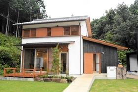 完成した「丹波篠山の家」のモデルハウス=丹波篠山市細工所 完成した「丹波篠山の家」のモデルハウス=丹波篠山市細工所