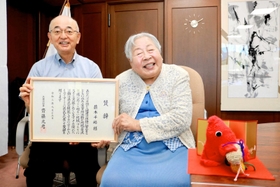 県の高齢者特別賞表彰を受け、酒井隆明市長(左)を表敬訪問する藤木千皓さん=丹波篠山市役所 県の高齢者特別賞表彰を受け、酒井隆明市長(左)を表敬訪問する藤木千皓さん=丹波篠山市役所
