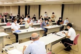 市島地域市立小学校統合準備委員会で意見を交わす委員ら=ライフピアいちじま 市島地域市立小学校統合準備委員会で意見を交わす委員ら=ライフピアいちじま