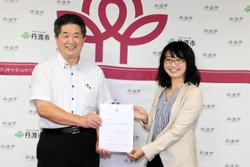 地域おこし協力隊に着任した尾形真依子さん(右)=丹波市氷上町成松 地域おこし協力隊に着任した尾形真依子さん(右)=丹波市氷上町成松