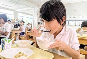 学校給食で「農都のめぐみ米」の新米を食べる児童=丹波篠山市立城東小学校 学校給食で「農都のめぐみ米」の新米を食べる児童=丹波篠山市立城東小学校