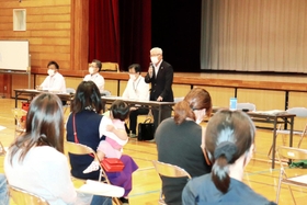 和田地区の保護者を対象に開かれた山南統合中学校の遠距離通学支援の説明会=丹波市山南町和田、和田小学校 和田地区の保護者を対象に開かれた山南統合中学校の遠距離通学支援の説明会=丹波市山南町和田、和田小学校