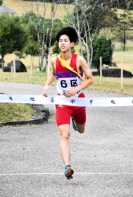 1位のまま走りきった男子氷上の山本悠斗選手=丹波篠山市西古佐、丹波並木道中央公園 1位のまま走りきった男子氷上の山本悠斗選手=丹波篠山市西古佐、丹波並木道中央公園