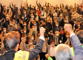 自民党前職の谷公一氏の個人演説会で「ガンバロー三唱」をする支持者ら=10月26日夜、丹波市氷上町本郷 自民党前職の谷公一氏の個人演説会で「ガンバロー三唱」をする支持者ら=10月26日夜、丹波市氷上町本郷
