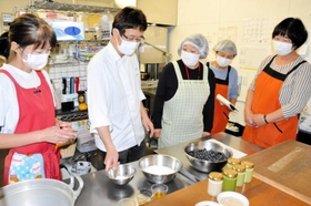 シェフの田中哲人さん(左から2人目)から指導を受け、新商品の開発に取り組む丹南精明園の職員=丹波篠山市中野 シェフの田中哲人さん(左から2人目)から指導を受け、新商品の開発に取り組む丹南精明園の職員=丹波篠山市中野