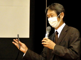 母校で中学生へ語り掛ける京都大学大学院医学研究科の岡昌吾教授=西紀中学校 母校で中学生へ語り掛ける京都大学大学院医学研究科の岡昌吾教授=西紀中学校