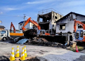 がれき撤去作業が進む火災現場=丹波篠山市山内町 がれき撤去作業が進む火災現場=丹波篠山市山内町
