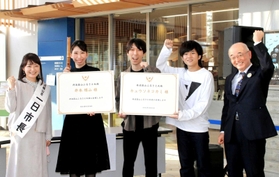 丹波篠山市の「一日市長」を務めた(左から)熊谷さん、ふるさと大使に就任した井本さん、「キュウソネコカミ」の2人、酒井市長=市民センター 丹波篠山市の「一日市長」を務めた(左から)熊谷さん、ふるさと大使に就任した井本さん、「キュウソネコカミ」の2人、酒井市長=市民センター