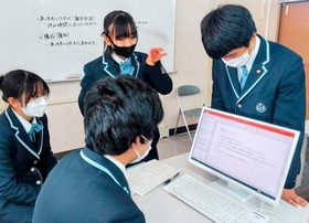 「観光甲子園」の決勝で提出するプレゼン動画について内容を検討するインターアクト部の部員たち=篠山鳳鳴高校 「観光甲子園」の決勝で提出するプレゼン動画について内容を検討するインターアクト部の部員たち=篠山鳳鳴高校