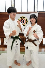 全国大会に出場する松原史織さん(右)と福垣翔琉さん=柏原高校 全国大会に出場する松原史織さん(右)と福垣翔琉さん=柏原高校
